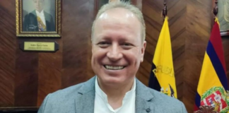 Con 9 votos a favor de un total de 11 concejales, el Concejo Municipal de Loja resolvió este jueves remover de su cargo al alcalde Franco Quezada Montesinos, en una decisión tomada tras un mes de proceso administrativo basado en presuntos incumplimientos legales establecidos en el Código Orgánico de Organización Territorial, Autonomía y Descentralización (COOTAD).