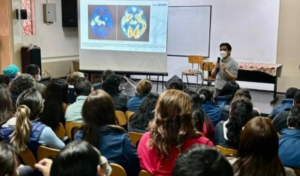 En un esfuerzo por priorizar el bienestar emocional de la niñez y adolescencia ecuatoriana, el asambleísta Raúl Chávez presentó un proyecto de reforma al Código de la Niñez y Adolescencia (CONA) que busca incluir la salud mental como materia obligatoria en la educación básica y bachillerato a nivel nacional.