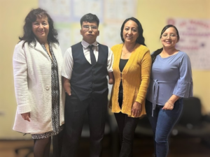 En la ciudad de Riobamba, provincia de Chimborazo, una historia inspiradora florece dentro de la Unidad Educativa Isabel de Godín. Se trata de Israel Almeida, estudiante del tercer año de Bachillerato Técnico FIP en Informática, cuya vida es un claro testimonio de que las barreras físicas no son impedimento cuando la voluntad y la determinación están presentes.