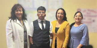 En la ciudad de Riobamba, provincia de Chimborazo, una historia inspiradora florece dentro de la Unidad Educativa Isabel de Godín. Se trata de Israel Almeida, estudiante del tercer año de Bachillerato Técnico FIP en Informática, cuya vida es un claro testimonio de que las barreras físicas no son impedimento cuando la voluntad y la determinación están presentes.