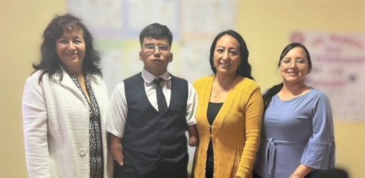 En la ciudad de Riobamba, provincia de Chimborazo, una historia inspiradora florece dentro de la Unidad Educativa Isabel de Godín. Se trata de Israel Almeida, estudiante del tercer año de Bachillerato Técnico FIP en Informática, cuya vida es un claro testimonio de que las barreras físicas no son impedimento cuando la voluntad y la determinación están presentes.