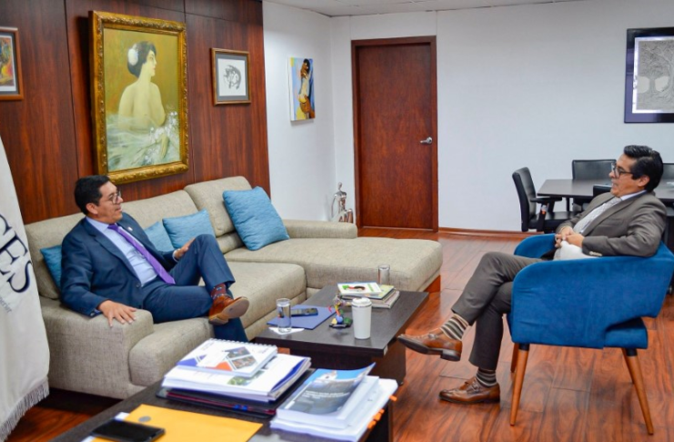 En una gestión orientada al fortalecimiento institucional y la mejora de la calidad educativa, el rector de la Universidad Nacional de Chimborazo (Unach), Nicolay Samaniego, mantuvo una reunión de trabajo con el presidente del Consejo de Educación Superior (CES), Pablo Beltrán, este 5 de junio del 2025.