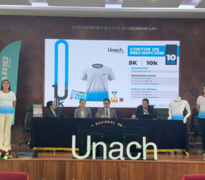 La mañana del 6 de junio, en el auditorio Sky de la Universidad Nacional de Chimborazo (UNACH), se desarrolló la rueda de prensa oficial para anunciar el lanzamiento de la tercera edición de la carrera pedestre “Unach en Familia” 2025, que se realizará el domingo 29 de junio, una iniciativa deportiva y recreativa que este año se enmarca en la celebración por los 30 años de vida institucional de la universidad.