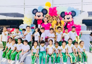 Una jornada especial colmada de sonrisas, juegos y actividades educativas fue la que vivieron más de 215 mil niñas y niños de la Zona 3 del país, en el marco de la celebración del Día del Niño. El evento, impulsado por el Ministerio de Educación a través de sus direcciones distritales, transformó las aulas y patios escolares en espacios de diversión, aprendizaje y convivencia.