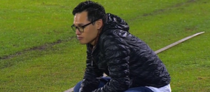 Independiente Juniors, filial del Independiente del Valle, se quedó sin director técnico tras la abrupta salida de Joe Armas. La noticia fue confirmada este viernes mediante un escueto comunicado oficial, en el que se anunció que la relación entre el estratega de 29 años y la institución llegó a su fin por “mutuo acuerdo”.