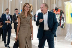 La primera dama, Lavinia Valbonesi, se encuentra en París gestionando proyectos internacionales que puedan impulsar el desarrollo de las mujeres ecuatorianas en sectores como la moda. El objetivo es forjar alianzas estratégicas que generen oportunidades reales, especialmente a través del proyecto ANA.