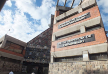 El Prefecto de Chimborazo Hermel Tayupanda está a la espera del fallo del Tribunal Contencioso Electoral (TCE), que podría decidir su continuidad al mando de la Prefectura. Al mismo tiempo, la institución enfrenta una creciente incertidumbre por presuntas desvinculaciones de altos funcionarios, aún sin confirmación oficial, que elevan la tensión política y administrativa.