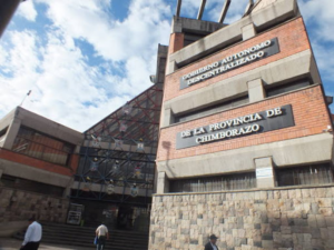 El Prefecto de Chimborazo Hermel Tayupanda está a la espera del fallo del Tribunal Contencioso Electoral (TCE), que podría decidir su continuidad al mando de la Prefectura. Al mismo tiempo, la institución enfrenta una creciente incertidumbre por presuntas desvinculaciones de altos funcionarios, aún sin confirmación oficial, que elevan la tensión política y administrativa.
