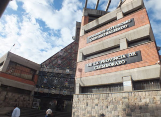 El Prefecto de Chimborazo Hermel Tayupanda está a la espera del fallo del Tribunal Contencioso Electoral (TCE), que podría decidir su continuidad al mando de la Prefectura. Al mismo tiempo, la institución enfrenta una creciente incertidumbre por presuntas desvinculaciones de altos funcionarios, aún sin confirmación oficial, que elevan la tensión política y administrativa.