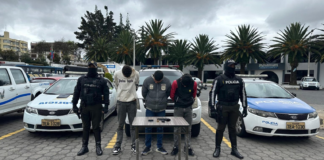 Tres hombres fueron aprehendidos la madrugada del 8 de junio por su presunta participación en el secuestro de un conductor y el robo de su vehículo en la provincia de Tungurahua. El hecho se registró alrededor de las 02H45, cuando el ECU 911 alertó sobre un automotor robado en Latacunga que se dirigía hacia Ambato por la vía E35.