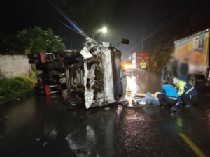 Ambato vivió una noche marcada por la tragedia en las vías. En apenas unas horas, dos siniestros de tránsito registrados en distintas parroquias del cantón, dejaron un saldo de tres personas heridas, movilizando a los cuerpos de emergencia y poniendo en evidencia los riesgos persistentes del transporte en zonas rurales y periféricas.