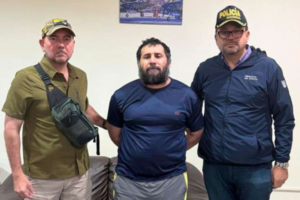 La reciente captura de Adolfo Macías Villamar, alias “Fito”, cabecilla del GDO “Los Choneros”, continúa generando reacciones, esta vez por versiones publicadas fuera del país. El ministro del Interior, John Reimberg, desmintió categóricamente una información difundida por el medio colombiano Canal 1, que afirmaba que la detención del narcotraficante fue producto de un pacto entre el gobierno ecuatoriano y el propio capturado.