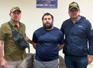 La reciente captura de Adolfo Macías Villamar, alias “Fito”, cabecilla del GDO “Los Choneros”, continúa generando reacciones, esta vez por versiones publicadas fuera del país. El ministro del Interior, John Reimberg, desmintió categóricamente una información difundida por el medio colombiano Canal 1, que afirmaba que la detención del narcotraficante fue producto de un pacto entre el gobierno ecuatoriano y el propio capturado.