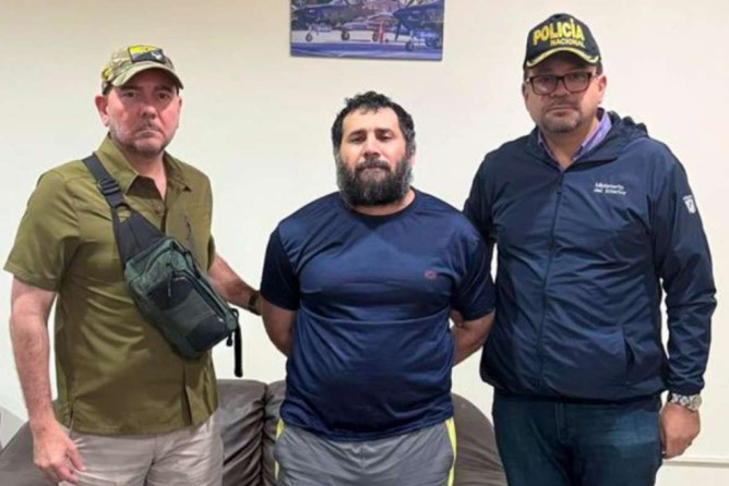 La reciente captura de Adolfo Macías Villamar, alias “Fito”, cabecilla del GDO “Los Choneros”, continúa generando reacciones, esta vez por versiones publicadas fuera del país. El ministro del Interior, John Reimberg, desmintió categóricamente una información difundida por el medio colombiano Canal 1, que afirmaba que la detención del narcotraficante fue producto de un pacto entre el gobierno ecuatoriano y el propio capturado.