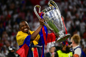 Lamine Yamal, joya del FC Barcelona, dejó una frase con fuerza “¿El mejor defensa de la Champions League? Pacho”. Sí, el ecuatoriano Willian Joel Pacho Tenorio, sin tanto ruido, sin prensa desbordante, sin campañas publicitarias, ha entrado en la conversación de los grandes.