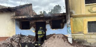 En horas de la mañana de este domingo, se registró un incendio estructural en el sector San Luis de Riobamba, específicamente en la intersección de las calles Independencia y 24 de Mayo. La emergencia fue reportada oportunamente a través de la Línea Única 9-1-1, lo que permitió activar de forma inmediata el protocolo de respuesta interinstitucional.