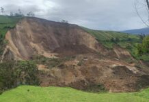 Las intensas lluvias registradas durante la madrugada del pasado 21 de mayo provocaron un deslizamiento de tierra en el sector de Puculpala, parroquia Quimiag, en el cantón Riobamba, provincia de Chimborazo. El evento ocasionó el represamiento de agua en la quebrada Pucuhuayco, ubicada entre las comunidades de Balcashi y Puculpala.
