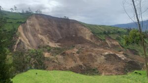 Las intensas lluvias registradas durante la madrugada del pasado 21 de mayo provocaron un deslizamiento de tierra en el sector de Puculpala, parroquia Quimiag, en el cantón Riobamba, provincia de Chimborazo. El evento ocasionó el represamiento de agua en la quebrada Pucuhuayco, ubicada entre las comunidades de Balcashi y Puculpala.