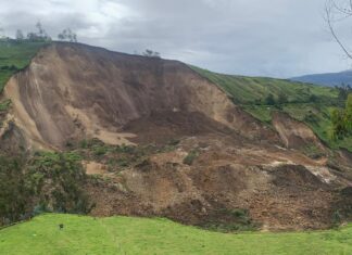 Las intensas lluvias registradas durante la madrugada del pasado 21 de mayo provocaron un deslizamiento de tierra en el sector de Puculpala, parroquia Quimiag, en el cantón Riobamba, provincia de Chimborazo. El evento ocasionó el represamiento de agua en la quebrada Pucuhuayco, ubicada entre las comunidades de Balcashi y Puculpala.