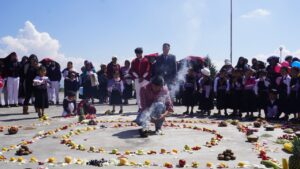 La Municipalidad de Ambato, en coordinación con instituciones académicas, pueblos indígenas y colectivos culturales, presenta la Agenda de Actividades del Inti Raymi 2025, una programación que busca rescatar, visibilizar y fortalecer las prácticas culturales ancestrales de los pueblos andinos del cantón.