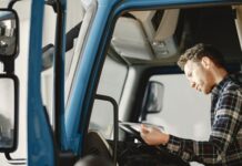 La tecnología ha evolucionado no solo para desarrollar vehículos cada vez más inteligentes, sino también para ofrecer sistemas sofisticados que ayudan a los conductores a mejorar su seguridad y su trabajo en las carreteras.