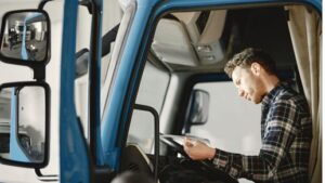 La tecnología ha evolucionado no solo para desarrollar vehículos cada vez más inteligentes, sino también para ofrecer sistemas sofisticados que ayudan a los conductores a mejorar su seguridad y su trabajo en las carreteras.