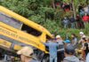 La tarde de este domingo, a las 13:14, a través de la una llamada a la línea única de atención para emergencias 9-1-1 se reportó el volcamiento de una buseta de transporte en el sector El Casual, cantón Alausí, provincia de Chimborazo.