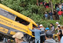 La tarde de este domingo, a las 13:14, a través de la una llamada a la línea única de atención para emergencias 9-1-1 se reportó el volcamiento de una buseta de transporte en el sector El Casual, cantón Alausí, provincia de Chimborazo.