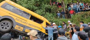 La tarde de este domingo, a las 13:14, a través de la una llamada a la línea única de atención para emergencias 9-1-1 se reportó el volcamiento de una buseta de transporte en el sector El Casual, cantón Alausí, provincia de Chimborazo.
