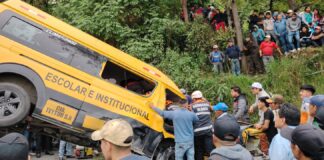 La tarde de este domingo, a las 13:14, a través de la una llamada a la línea única de atención para emergencias 9-1-1 se reportó el volcamiento de una buseta de transporte en el sector El Casual, cantón Alausí, provincia de Chimborazo.