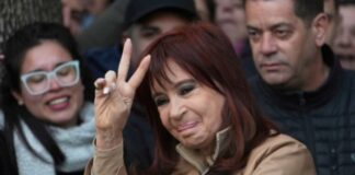 La Corte Suprema de Justicia de la Nación confirmó este martes la sentencia contra la expresidenta Cristina Fernández de Kirchner, dejándola firme y definitiva: seis años de prisión efectiva y la inhabilitación perpetua para ejercer cargos públicos por su responsabilidad en el caso Vialidad.