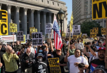 Las manifestaciones contra las redadas migratorias llevadas a cabo por el Servicio de Inmigración y Control de Aduanas (ICE) han trascendido las calles de Los Ángeles, alcanzando al menos una decena de ciudades en todo Estados Unidos, incluidas Nueva York, Chicago, Washington D.C., Filadelfia y varias urbes de Texas.