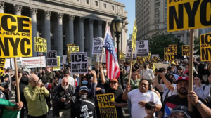 Las manifestaciones contra las redadas migratorias llevadas a cabo por el Servicio de Inmigración y Control de Aduanas (ICE) han trascendido las calles de Los Ángeles, alcanzando al menos una decena de ciudades en todo Estados Unidos, incluidas Nueva York, Chicago, Washington D.C., Filadelfia y varias urbes de Texas.