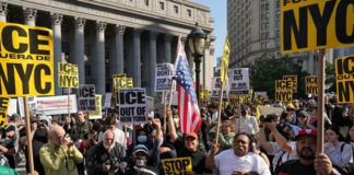 Las manifestaciones contra las redadas migratorias llevadas a cabo por el Servicio de Inmigración y Control de Aduanas (ICE) han trascendido las calles de Los Ángeles, alcanzando al menos una decena de ciudades en todo Estados Unidos, incluidas Nueva York, Chicago, Washington D.C., Filadelfia y varias urbes de Texas.