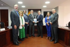 La Misión de Observación Electoral (MOE) de la Unión Europea (UE) entregó al Consejo Nacional Electoral (CNE) el Informe Final de Observación de las Elecciones Generales 2025. El documento ratifica que los comicios se llevaron a cabo con total transparencia y no se detectaron elementos que sustenten la narrativa de fraude.