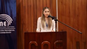 La mañana del viernes 20 de junio de 2025, la Delegación Provincial Electoral de Chimborazo llevó a cabo el acto de Rendición de Cuentas correspondiente al ejercicio fiscal 2024. El evento se realizó en un ambiente solemne y contó con la presencia de autoridades provinciales, representantes de organizaciones políticas, medios de comunicación, docentes, estudiantes de unidades educativas y ciudadanía en general.