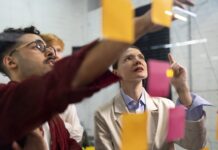 Durante el primer trimestre de 2025, sólo el 35,2% de los ecuatorianos tenía un empleo adecuado, mientras que el subempleo alcanzó el 19,9%, según la Encuesta Nacional de Empleo, Desempleo y Subempleo del INEC.