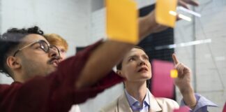 Durante el primer trimestre de 2025, sólo el 35,2% de los ecuatorianos tenía un empleo adecuado, mientras que el subempleo alcanzó el 19,9%, según la Encuesta Nacional de Empleo, Desempleo y Subempleo del INEC.