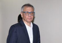 En medio de estrictas medidas de seguridad, el exvicepresidente de la República, Jorge Glas, fue trasladado este jueves desde el centro penitenciario de máxima seguridad La Roca, en Guayaquil, hacia la Cárcel 4 en Quito. El movimiento responde a una convocatoria emitida por la Corte Nacional de Justicia, que requiere su presencia en la audiencia de juzgamiento por el caso "Reconstrucción de Manabí", prevista para el viernes 6 de junio.