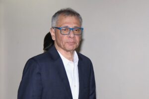 En medio de estrictas medidas de seguridad, el exvicepresidente de la República, Jorge Glas, fue trasladado este jueves desde el centro penitenciario de máxima seguridad La Roca, en Guayaquil, hacia la Cárcel 4 en Quito. El movimiento responde a una convocatoria emitida por la Corte Nacional de Justicia, que requiere su presencia en la audiencia de juzgamiento por el caso "Reconstrucción de Manabí", prevista para el viernes 6 de junio.