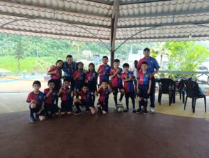 Con mucha alegría y emoción, los niños y niñas que forman parte de la escuela de entrenamiento de futbol, recibieron nuevos uniformes deportivos donado a título personal por el gerente de la Empresa Pública de Turismo de Bolívar Víctor Hugo García Gallegos.
