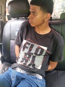 En un operativo ejecutado por personal policial del Distrito Guaranda, fue detenido un ciudadano por presunta tenencia y porte de arma de fuego, tras un intento de robo en un local comercial de la ciudad.