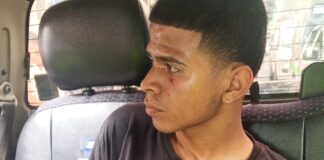 En un operativo ejecutado por personal policial del Distrito Guaranda, fue detenido un ciudadano por presunta tenencia y porte de arma de fuego, tras un intento de robo en un local comercial de la ciudad.