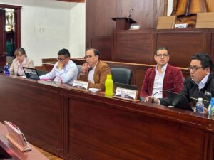 La Universidad Estatal de Bolívar, liderada por el Dr. Arturo Rojas, rector, convocó a la sala de Consejo Universitario a autoridades, decanos, directores departamentales y coordinadores de carrera, para socializar el informe del Sistema de Gestión de Calidad ISO 9001:2015 y el Plan Estratégico de Desarrollo Institucional (PEDI) de la institución, documentos que se entrecruzan para la misión que tiene la entidad.