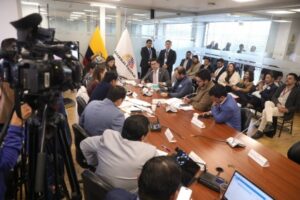 La Comisión de Desarrollo Económico de la Asamblea Nacional dio inicio al análisis del proyecto de Ley para Innovar la Gestión Pública, calificado como urgente en materia económica. Durante la sesión, representantes de instituciones estatales, sectores productivos como el automotriz y la construcción, así como expertos en contratación pública, participaron activamente en la revisión del articulado propuesto.
