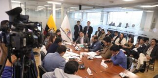 La Comisión de Desarrollo Económico de la Asamblea Nacional dio inicio al análisis del proyecto de Ley para Innovar la Gestión Pública, calificado como urgente en materia económica. Durante la sesión, representantes de instituciones estatales, sectores productivos como el automotriz y la construcción, así como expertos en contratación pública, participaron activamente en la revisión del articulado propuesto.