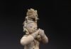 La Cultura Valdivia (3800-1500 a.C.) fue la primera sociedad de agricultores sedentarios y ceramistas en Ecuador. A lo largo de dos mil años su cerámica experimentó diversas transformaciones en formas y decoraciones. Por ello, los objetos cerámicos presentan una gran variedad de diseños. En este contexto, la investigadora de la Universidad Técnica Particular de Loja - UTPL, Ruth Simaluiza Masabanda, analiza la iconografía presente en piezas como los sellos.