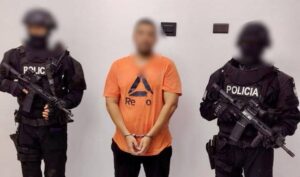 En un nuevo golpe contra el círculo íntimo del prófugo José Adolfo Macías, alias Fito, líder de la banda criminal Los Choneros, la Policía Nacional y la Fiscalía ejecutaron un amplio operativo este lunes 2 de junio, que terminó con la captura de seis de sus familiares.