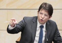 El senador colombiano Miguel Uribe Turbay continúa en estado crítico tras haber sido víctima de un atentado con arma de fuego el pasado sábado en Bogotá. No obstante, la Fundación Santa Fe, donde permanece hospitalizado, informó este miércoles que el político presenta “indicios de mejoría neurológica”, un signo alentador en medio de su delicado cuadro clínico.