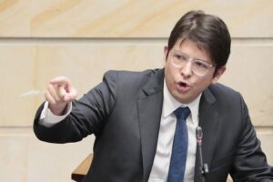 El senador colombiano Miguel Uribe Turbay continúa en estado crítico tras haber sido víctima de un atentado con arma de fuego el pasado sábado en Bogotá. No obstante, la Fundación Santa Fe, donde permanece hospitalizado, informó este miércoles que el político presenta “indicios de mejoría neurológica”, un signo alentador en medio de su delicado cuadro clínico.